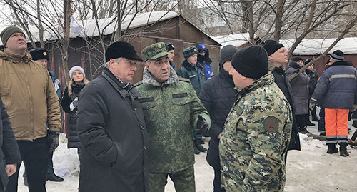 Губернатор Ростовской области Василий Голубев (третий справа) на месте события. Шахты, 14 января 2019 г. Фото Вячеслава Прудникова для "Кавказского узла" Губернатор Ростовской области Василий Голубев (третий справа) на месте события. Шахты, 14 января 2019 г. Фото Вячеслава Прудникова для "Кавказского узла"