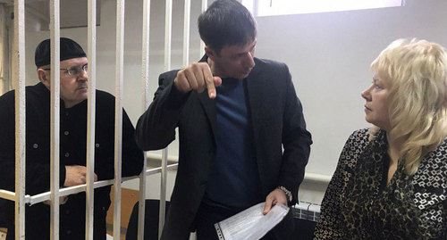 Оюб Титиев и его защитники на заседании суда. Фото Патимат Махмудовой для "Кавказского узла" Оюб Титиев и его защитники на заседании суда. Фото Патимат Махмудовой для "Кавказского узла"