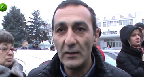 Сотрудник "Кавказкабеля" Фото: Стоп-кадр видео "Кавказского узла" - Рабочие завода "Кавказкабель" требуют зарплату (КБР), https://www.youtube.com/watch?v=yVnG3BHP7hc Сотрудник "Кавказкабеля" Фото: Стоп-кадр видео "Кавказского узла" - Рабочие завода "Кавказкабель" требуют зарплату (КБР), https://www.youtube.com/watch?v=yVnG3BHP7hc