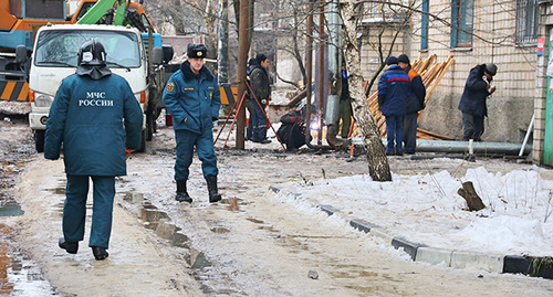 Работники МЧС и сотрудники полиции на месте взрыва дома в Шахтах. 16 января 2019 г. Фото Вячеслава Прудникова для "Кавказского узла" Работники МЧС и сотрудники полиции на месте взрыва дома в Шахтах. 16 января 2019 г. Фото Вячеслава Прудникова для "Кавказского узла"