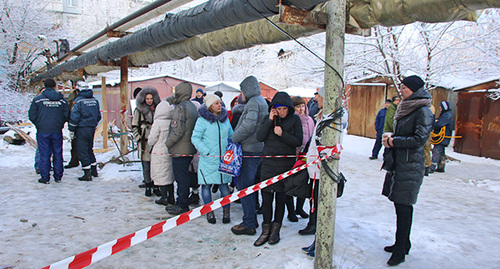 Жители пострадавшего от взрыва дома. Шахты, 16 января 2019 г. Фото Вячеслава Прудникова лдя "Кавказского узла" Жители пострадавшего от взрыва дома. Шахты, 16 января 2019 г. Фото Вячеслава Прудникова лдя "Кавказского узла"