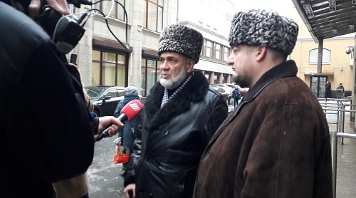 Ахмед Барахоев (в центре) и Магомед Муцольгов (справа) после сдачи подписных листов в приемную АП. Фото Татьяны Гантимуровой для "Кавказского узла". Ахмед Барахоев (в центре) и Магомед Муцольгов (справа) после сдачи подписных листов в приемную АП. Фото Татьяны Гантимуровой для "Кавказского узла".