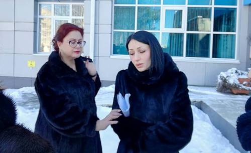 Адвокат потерпевших Анжелика Сикоева и вдова Цкаева Земфира у здания суда 18 января 2019 года. Фото Эммы Марзоевой для "Кавказского узла" Адвокат потерпевших Анжелика Сикоева и вдова Цкаева Земфира у здания суда 18 января 2019 года. Фото Эммы Марзоевой для "Кавказского узла"