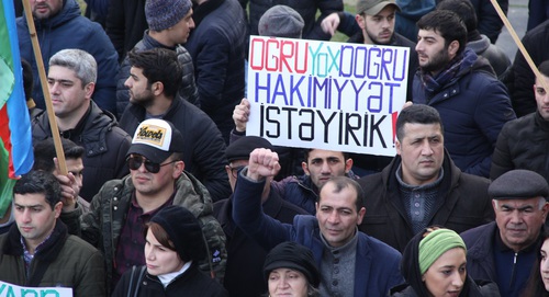 Участники митинга с плакатом: "Мы хотим правильное правительство без вора". Баку, 19 января 2019 года. Фото Азиза Каримова для "Кавказского узла" Участники митинга с плакатом: "Мы хотим правильное правительство без вора". Баку, 19 января 2019 года. Фото Азиза Каримова для "Кавказского узла"