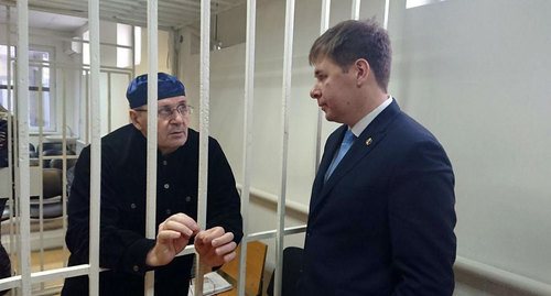 Оюб Титиев и его адвокат в зале суда. Фото предоставлено ПЦ "Мемориал" Оюб Титиев и его адвокат в зале суда. Фото предоставлено ПЦ "Мемориал"