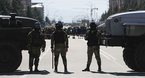 Сотрудники полиции во время акции протеста в Магасе. 7 октября 2018 г. Фото: REUTERS/Maxim Shemetov Сотрудники полиции во время акции протеста в Магасе. 7 октября 2018 г. Фото: REUTERS/Maxim Shemetov