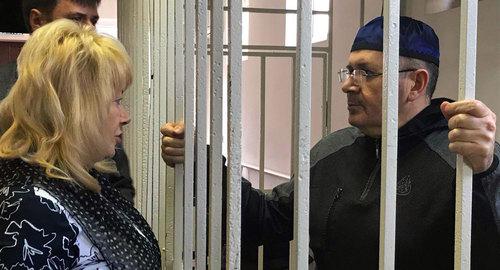 Титиев с адвокатом Мариной Дубровиной. Фото Патимат Махмудовой для "Кавказского узла"
Титиев с адвокатом Мариной Дубровиной. Фото Патимат Махмудовой для "Кавказского узла"