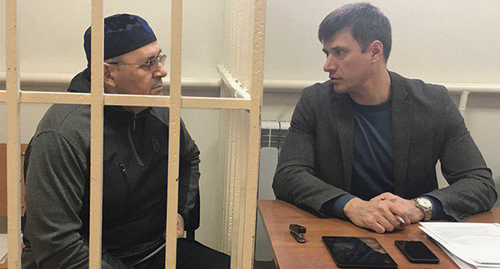 Оюб Титиев (слева) и его адвокат Петр Заикин в зале суда. Фото Патимат Махмудовой для "Кавказского узла" Оюб Титиев (слева) и его адвокат Петр Заикин в зале суда. Фото Патимат Махмудовой для "Кавказского узла"