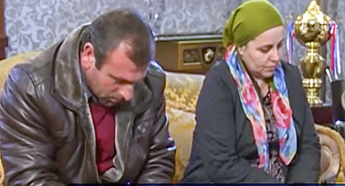 Айшат Инаева (справа) извиняется в эфире ЧГТРК "Грозный". Фото: кадр видео "Как женщина в Чечне выступила против Кадырова и чем это закончилось", Настоящее Время,
https://www.youtube.com/watch?time_continue=112&v=CSOKDIYA_dA
Айшат Инаева (справа) извиняется в эфире ЧГТРК "Грозный". Фото: кадр видео "Как женщина в Чечне выступила против Кадырова и чем это закончилось", Настоящее Время,
https://www.youtube.com/watch?time_continue=112&v=CSOKDIYA_dA
