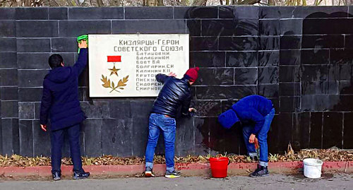 Трое молодых людей приводят в порядок мемориальный комплекс "Память", установленный участникам Великой Отечественной войны в центральном городском парке Кизляра. Фото http://mo-kizlyar.ru/informatsiya/novosti/5471-v-kizlyare-zaderzhany-vandaly-oskvernivshie-memorialnyj-kompleks-pamyat-pogibshim-v-vov.html Трое молодых людей приводят в порядок мемориальный комплекс "Память", установленный участникам Великой Отечественной войны в центральном городском парке Кизляра. Фото http://mo-kizlyar.ru/informatsiya/novosti/5471-v-kizlyare-zaderzhany-vandaly-oskvernivshie-memorialnyj-kompleks-pamyat-pogibshim-v-vov.html