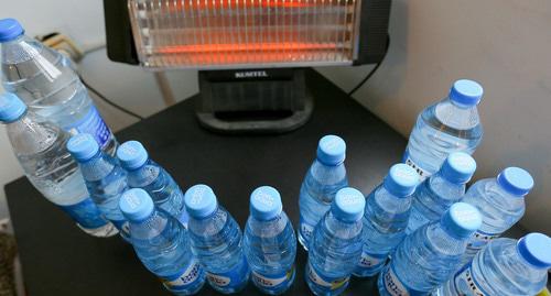 Бутылки с водой на месте голодовки политзаключенных в штаб-квартире партии "Мусават". Фото Азиза Каримова для "Кавказского узла" Бутылки с водой на месте голодовки политзаключенных в штаб-квартире партии "Мусават". Фото Азиза Каримова для "Кавказского узла"