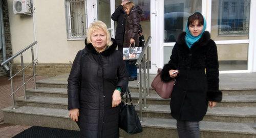 Адвокат Павла Гриба Марина Дубровина (на переднем плане) выходит из суда. Фото Константина Волгина для "Кавказского узла"
Адвокат Павла Гриба Марина Дубровина (на переднем плане) выходит из суда. Фото Константина Волгина для "Кавказского узла"