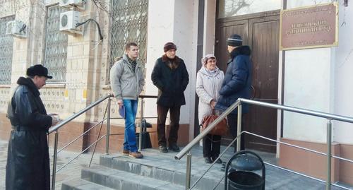 Группа поддержки Анастасии Шевченко на входе в суд. Ростов-на-Дону, январь 2019 года. Фото Константина Волгина для "Кавказского узла" Группа поддержки Анастасии Шевченко на входе в суд. Ростов-на-Дону, январь 2019 года. Фото Константина Волгина для "Кавказского узла"