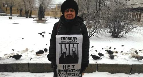 Активистка Ольга Макарычева держит плакат с требованием освободить политзаключенных. Волгоград, 27 января 2019 года. Фото Татьяны Филимоновой для "Кавказского узла". Активистка Ольга Макарычева держит плакат с требованием освободить политзаключенных. Волгоград, 27 января 2019 года. Фото Татьяны Филимоновой для "Кавказского узла".