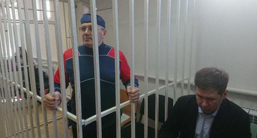 Оюб Титиев (слева) в зале суда. Фото Патимат Махмудовой для "Кавказского узла" Оюб Титиев (слева) в зале суда. Фото Патимат Махмудовой для "Кавказского узла"