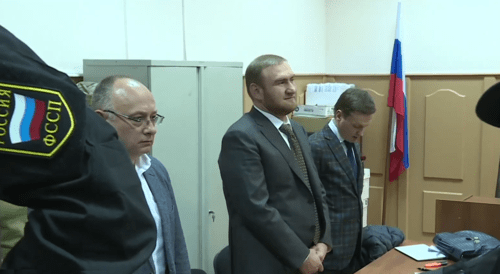 Рауф Арашуков на заседании суда. Кадр видео Царьград ТВ https://www.youtube.com/watch?v=39FMvdjTylg Рауф Арашуков на заседании суда. Кадр видео Царьград ТВ https://www.youtube.com/watch?v=39FMvdjTylg