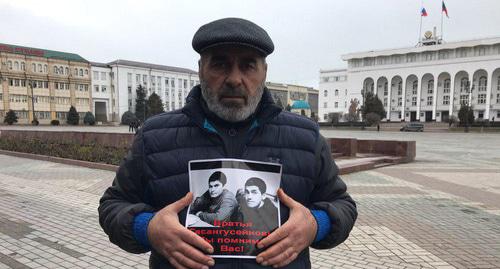 Муртазали Гасангусейнов в одиночном пикете. Махачкала, 1 февраля 2019 года. Фото Патимат Махмудовой для "Кавказского узла" Муртазали Гасангусейнов в одиночном пикете. Махачкала, 1 февраля 2019 года. Фото Патимат Махмудовой для "Кавказского узла"