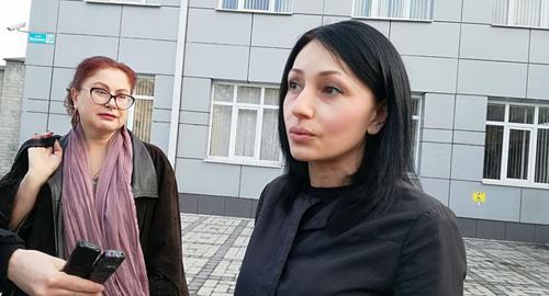 Вдова Владимира Цкаева Земфира (справа) и адвокат Анжелика Сикоева после очередного предварительного заседания. 1 февраля, 2019 года. Фото Эммы Марзоевой для "Кавказского узла" Вдова Владимира Цкаева Земфира (справа) и адвокат Анжелика Сикоева после очередного предварительного заседания. 1 февраля, 2019 года. Фото Эммы Марзоевой для "Кавказского узла"