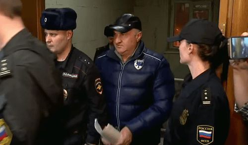 Рауль Арашуков в сопровождении силовиков. Кадр видеосюжета "Первого канала". https://www.youtube.com/watch?v=RL3_pH3xb54 Рауль Арашуков в сопровождении силовиков. Кадр видеосюжета "Первого канала". https://www.youtube.com/watch?v=RL3_pH3xb54