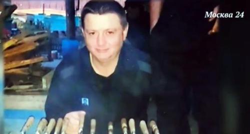 Заключенный Вячеслав Цеповяз, осужденный по делу о массовом убийстве в кубанской станице Кущевской, позирует с шашлыками. Фото: кадр видео "Россия 24" https://www.youtube.com/watch?time_continue=74&v=i1OiCoggOAs Заключенный Вячеслав Цеповяз, осужденный по делу о массовом убийстве в кубанской станице Кущевской, позирует с шашлыками. Фото: кадр видео "Россия 24" https://www.youtube.com/watch?time_continue=74&v=i1OiCoggOAs