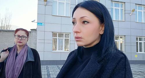 В Ленинском суде Владикавказа продолжились предварительные слушания по делу Цкаева.На фото: адвокат Анжелика Сикоева,вдова Земфира Цкаева. Владикавказ, 4 февраля 2019 г. Фото Эммы Марзоевой для "Кавказского узла" В Ленинском суде Владикавказа продолжились предварительные слушания по делу Цкаева.На фото: адвокат Анжелика Сикоева,вдова Земфира Цкаева. Владикавказ, 4 февраля 2019 г. Фото Эммы Марзоевой для "Кавказского узла"