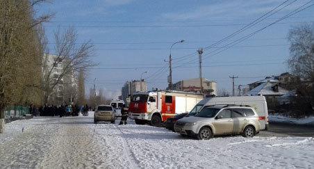 Пожарные и полиция окружают школу в Волгограде после сообщений о бомбе. Фото: Виктория Рындина https://v1.ru/text/gorod/65898671 Пожарные и полиция окружают школу в Волгограде после сообщений о бомбе. Фото: Виктория Рындина https://v1.ru/text/gorod/65898671
