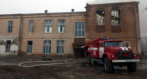 Пожар в школе города Зеленокумска Ставропольского края. Фото http://26.mchs.gov.ru/operationalpage/operational/item/7887130/ Пожар в школе города Зеленокумска Ставропольского края. Фото http://26.mchs.gov.ru/operationalpage/operational/item/7887130/