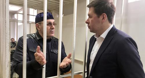 Оюб Титиев (слева) с адвокатом Ильей Новиковым. Фото Патимат Махмудовой для "Кавказского узла" Оюб Титиев (слева) с адвокатом Ильей Новиковым. Фото Патимат Махмудовой для "Кавказского узла"