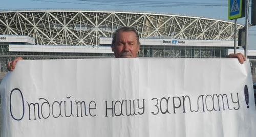 Строитель "Волгоград Арены" в одиночном пикете. Волгоград, август 2018 г. Фото Татьяны Филимоновой для "Кавказского узла" Строитель "Волгоград Арены" в одиночном пикете. Волгоград, август 2018 г. Фото Татьяны Филимоновой для "Кавказского узла"