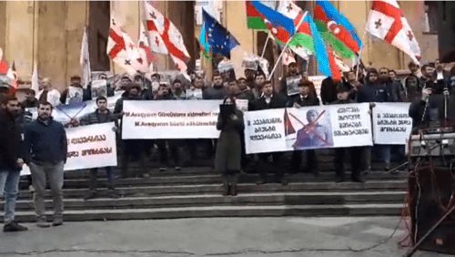 Акция протеста с требованием снести памятник Михаилу Авагяну в Тбилиси. 8 февраля 2019 года. Скриншот с видео. https://www.facebook.com/aliQmedia/videos/343223656527583/ Акция протеста с требованием снести памятник Михаилу Авагяну в Тбилиси. 8 февраля 2019 года. Скриншот с видео. https://www.facebook.com/aliQmedia/videos/343223656527583/