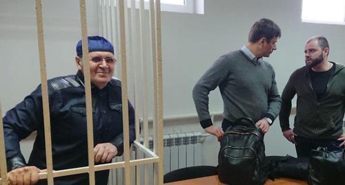 Оюб Титиев (слева) со своими защитниками в зале суда. Фото Патимат Махмудовой для "Кавказского узла" Оюб Титиев (слева) со своими защитниками в зале суда. Фото Патимат Махмудовой для "Кавказского узла"