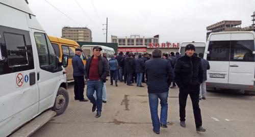 Водители маршруток выступили против повышения стоимости проезда в Махачкале. Фото Магомеда Ахмедова для "Кавказского узла" Водители маршруток выступили против повышения стоимости проезда в Махачкале. Фото Магомеда Ахмедова для "Кавказского узла"
