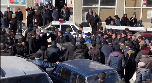 Жители Хаджалмахи после инцидента на рынке. Кадр видео "Черновика" https://www.youtube.com/watch?v=dtHDhpbl6BU&feature=youtu.be Жители Хаджалмахи после инцидента на рынке. Кадр видео "Черновика" https://www.youtube.com/watch?v=dtHDhpbl6BU&feature=youtu.be