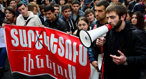 Акция протеста студентов Ереванского госуниверситета. Ереван, ноябрь 2017 года. Фото © facebook / Հանուն գիտության զարգացման
https://ru.armeniasputnik.am/society/20171113/9427615/studenty-egu-namereny-vtyanut-v-zabastovku-drugie-armyanskie-vuzy.html Акция протеста студентов Ереванского госуниверситета. Ереван, ноябрь 2017 года. Фото © facebook / Հանուն գիտության զարգացման
https://ru.armeniasputnik.am/society/20171113/9427615/studenty-egu-namereny-vtyanut-v-zabastovku-drugie-armyanskie-vuzy.html