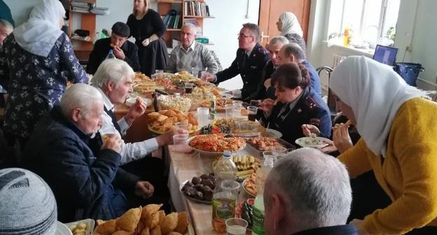 Репатрианты на обеде с руководством управления по вопросам миграции МВД по Адыгее. Аул Панахес, 13 февраля 2019 года. Фото Аскера Сохта для "Кавказского узла" Репатрианты на обеде с руководством управления по вопросам миграции МВД по Адыгее. Аул Панахес, 13 февраля 2019 года. Фото Аскера Сохта для "Кавказского узла"