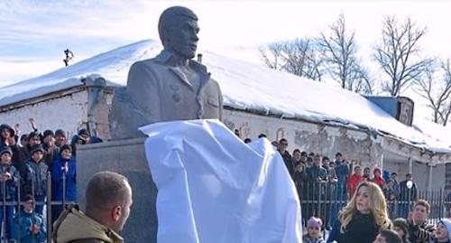 Памятник Михаилу Авагяну. Фото:и скриншот видео Youtube, https://www.youtube.com/watch?v=x27kIBLpZyo Памятник Михаилу Авагяну. Фото:и скриншот видео Youtube, https://www.youtube.com/watch?v=x27kIBLpZyo