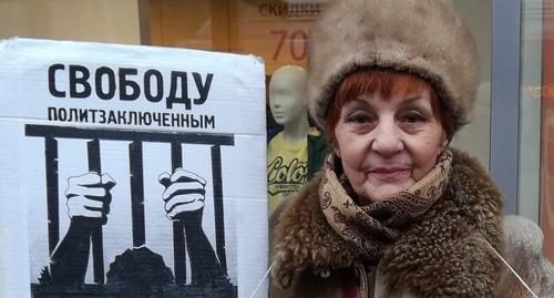 Активистка Галина Тихенко на пикете потребовала освободить российских политзаключенных. Волгоград, 17 февраля 2019 года. Фото Татьяны Филимоновой для "Кавказского узла". Активистка Галина Тихенко на пикете потребовала освободить российских политзаключенных. Волгоград, 17 февраля 2019 года. Фото Татьяны Филимоновой для "Кавказского узла".