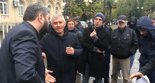 Инициаторы митинга с депутатом Астамуром Логуа (второй слева). Фото корреспондента "Кавказского узла" Инициаторы митинга с депутатом Астамуром Логуа (второй слева). Фото корреспондента "Кавказского узла"