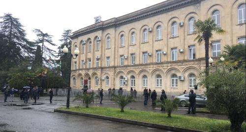 Активисты перед зданием парламента Абхазии. Фото Дмитрия Статейнова для "Кавказского узла". Активисты перед зданием парламента Абхазии. Фото Дмитрия Статейнова для "Кавказского узла".