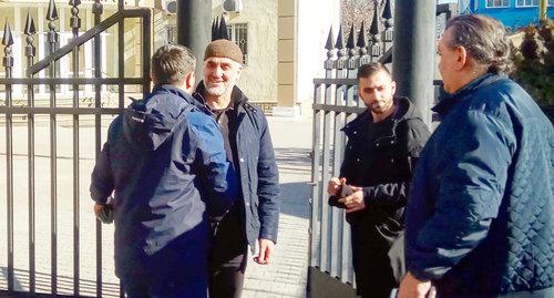 Адвокат Аматханова Магомед Гандаур-Эги и адвокат Сампиева Марат Утюшев общаются с посетителями заседания. Фото Константина Волгина для "Кавказского узла" Адвокат Аматханова Магомед Гандаур-Эги и адвокат Сампиева Марат Утюшев общаются с посетителями заседания. Фото Константина Волгина для "Кавказского узла"