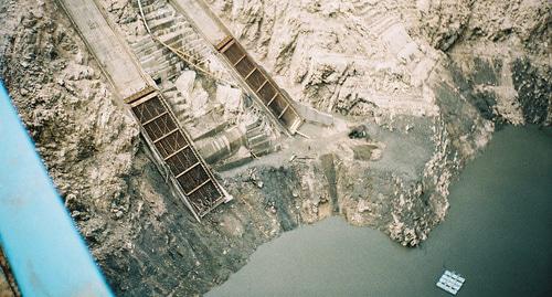 Водозаборные отверстия водопропускного тоннеля. Водохранилище Ингури ГЭС. Фото ლიკა აბრალავა - კერძო კოლექცია https://ru.wikipedia.org/ Водозаборные отверстия водопропускного тоннеля. Водохранилище Ингури ГЭС. Фото ლიკა აბრალავა - კერძო კოლექცია https://ru.wikipedia.org/