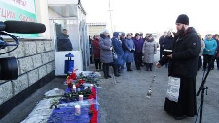 Панихида по погибшим в ДТП в Миллеровском районе Ростовской области, 21 февраля 2019 года. Фото пресс-службы районной администрации, http://millerovoland.ru Панихида по погибшим в ДТП в Миллеровском районе Ростовской области, 21 февраля 2019 года. Фото пресс-службы районной администрации, http://millerovoland.ru