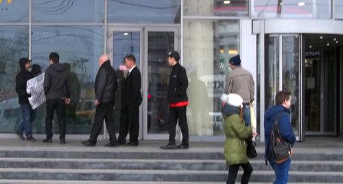 Охранники ТЦ пытаются помешать Михаилу Анисенко проводить пикет. Фото Алена Садовская для "Кавказского узла" Охранники ТЦ пытаются помешать Михаилу Анисенко проводить пикет. Фото Алена Садовская для "Кавказского узла"