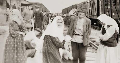 На вокзале. 1957 год Фрунзе. Жители села Юрт-Аух. Фото: Общественное достояние https://ru.wikipedia.org/ На вокзале. 1957 год Фрунзе. Жители села Юрт-Аух. Фото: Общественное достояние https://ru.wikipedia.org/