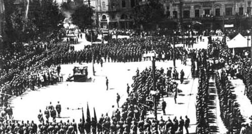 11-я Красная Армия проводит военный парад в Тбилиси, 25 февраля 1921 г. Фото: Общественное достояние https://ru.wikipedia.org/ 11-я Красная Армия проводит военный парад в Тбилиси, 25 февраля 1921 г. Фото: Общественное достояние https://ru.wikipedia.org/