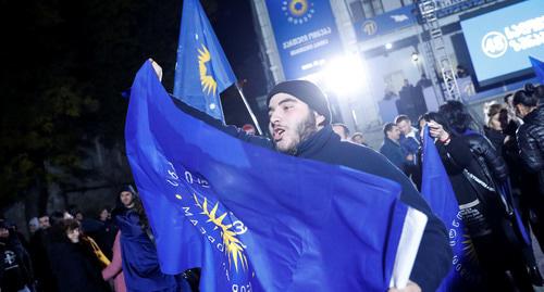 Флаг "Грузинской мечты". Фото: REUTERS/David Mdzinarishvili Флаг "Грузинской мечты". Фото: REUTERS/David Mdzinarishvili