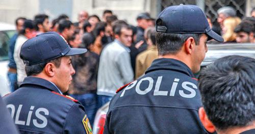 Сотрудники полиции возле здания Бакинского суда по тяжким преступлениям. Фото Азиза Каримова для "Кавказского узла" Сотрудники полиции возле здания Бакинского суда по тяжким преступлениям. Фото Азиза Каримова для "Кавказского узла"