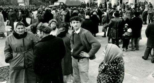 На центральной площади Сумгаита в дни погромов. Февраль 1988 года. Архивное фото из фондов Музея-Института Геноцида армян с сайта http://karabakhrecords.info На центральной площади Сумгаита в дни погромов. Февраль 1988 года. Архивное фото из фондов Музея-Института Геноцида армян с сайта http://karabakhrecords.info