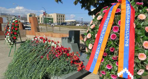 Возложение цветов в память о жертвах погромов в Сумгаите прошло сегодня в Степанакерте. 28 февраля 2019 г. Фото Алвард Григорян для "Кавказского узла" Возложение цветов в память о жертвах погромов в Сумгаите прошло сегодня в Степанакерте. 28 февраля 2019 г. Фото Алвард Григорян для "Кавказского узла"