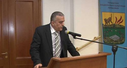 Фахраддин Аббасов. Скриншот с видео Qezene Qazana https://www.youtube.com/watch?v=8n02R9uikaU
Фахраддин Аббасов. Скриншот с видео Qezene Qazana https://www.youtube.com/watch?v=8n02R9uikaU